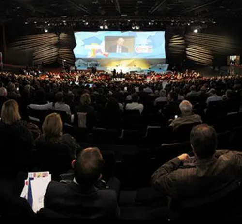 Dirigeant et orateurs lors d une conference en salle pleniere photographiee par un photographe corporate a Lyon