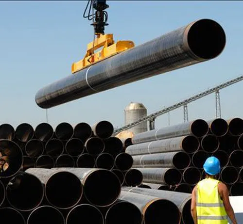 Reportage photo industriel a Lyon montrant le transport et le dechargement d un pipeline gazoduc lors d un suivi de chantier