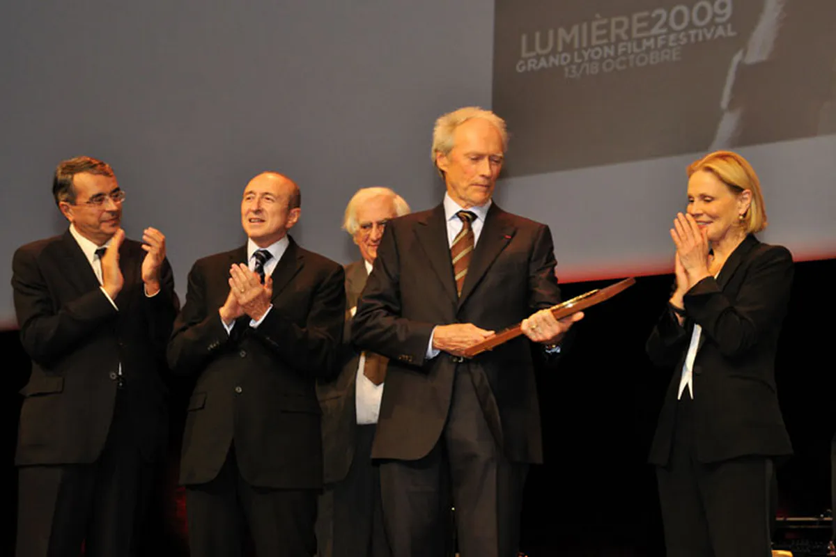 Clint Eastwood recevant le Prix Lumière à la Salle 3000 du Centre des Congrès de Lyon, entouré de personnalités du cinéma et du public