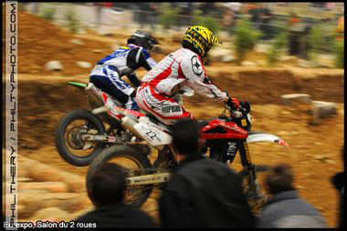 course motocross avec effet flou vitesse avec spectateur eurexpo lyoncredit photo philippe thery