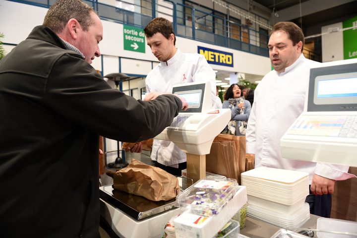 Photo d'un candidat presentant sa selection de produits au Sirha