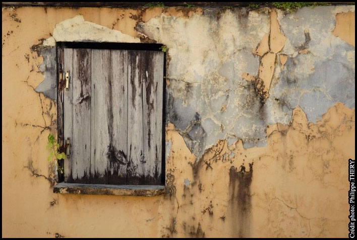 volet bois et facade degrade vielle maison la Martinique