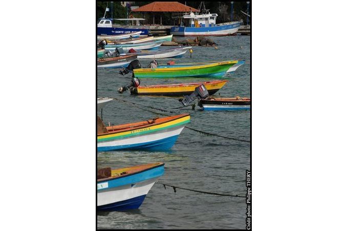 bateau de pecheurs ancrs color mer des caraibes la Martinique