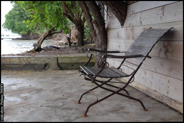 chaise en bois et fer forg en terrasse au bord de la mer des caraibes la Martinique